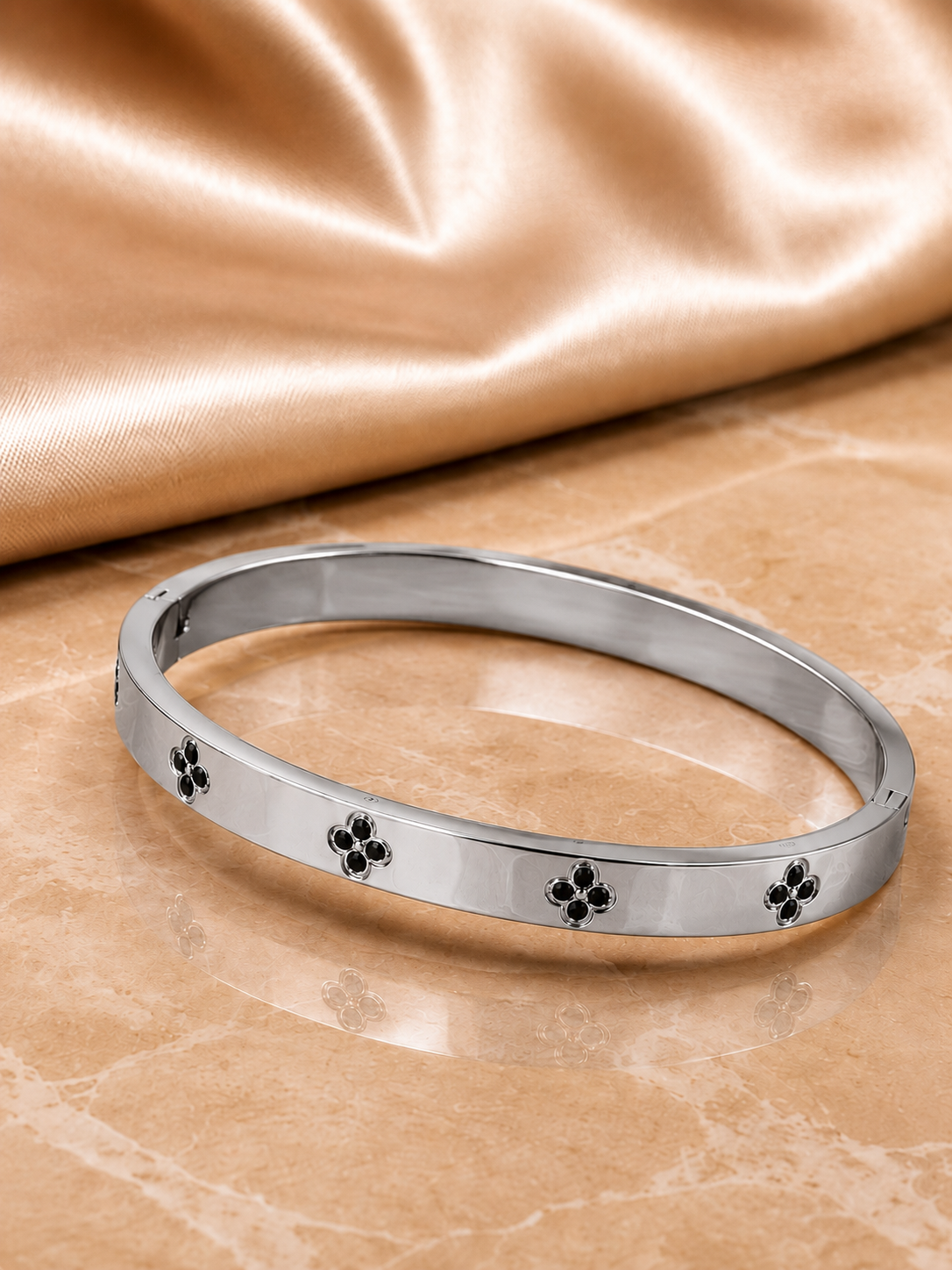Fleur Clover Bangle